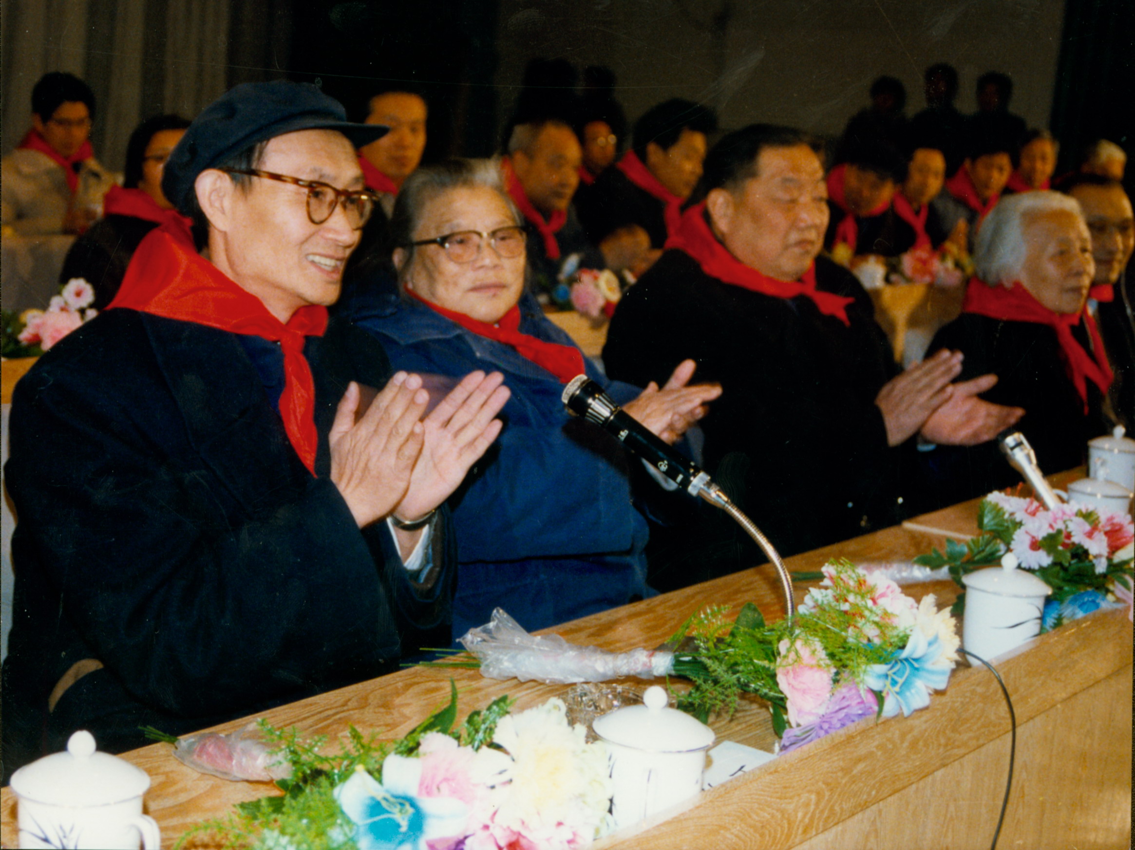 康克清同志（左二）、时任航天部部长张均（左三）、教育部巡视员苏灵扬同志（右一）、时任教育部副部长王明达（左一）出席科技馆老馆落成大会