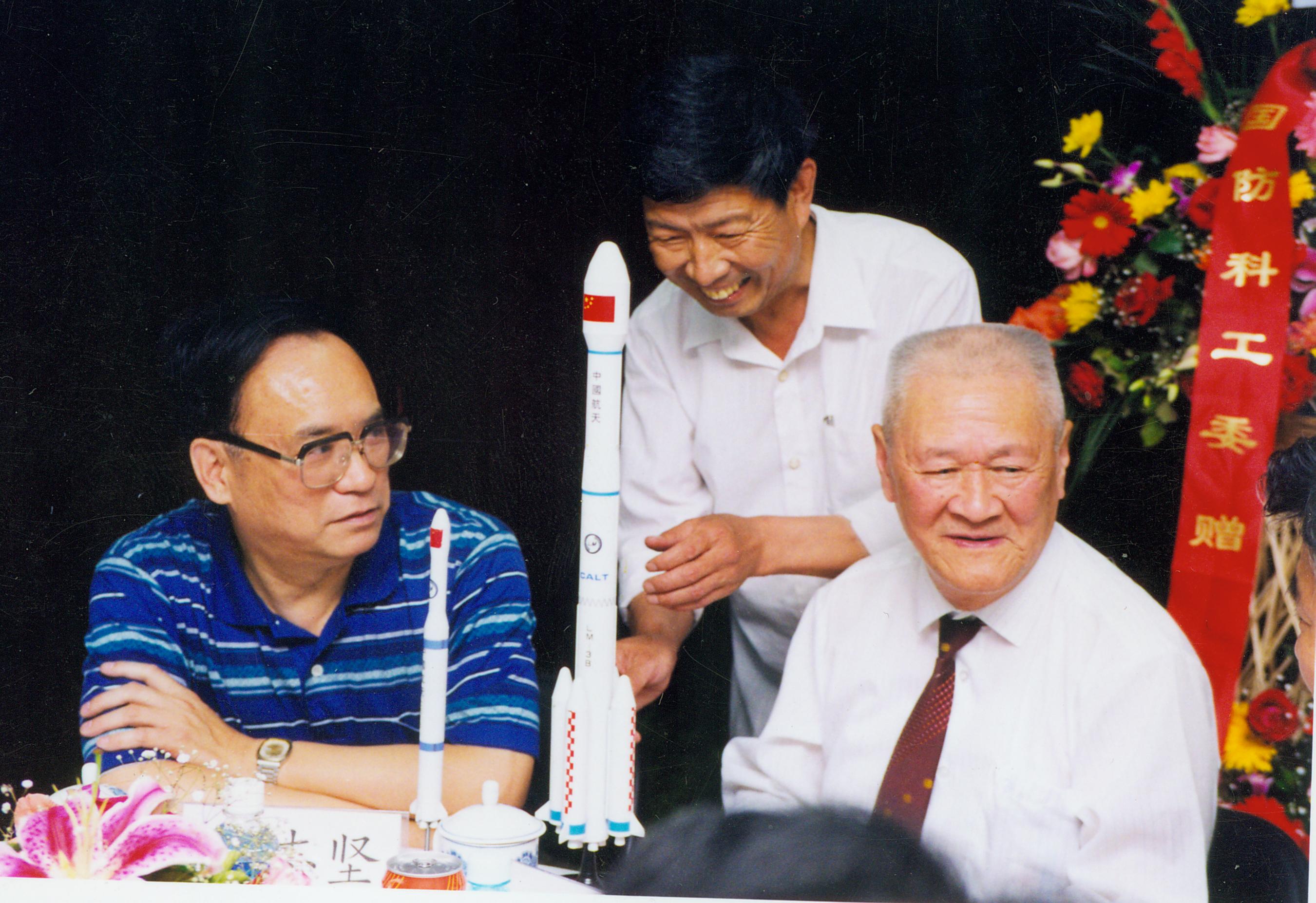 时任市委副书记李志坚（左一）与中科院资深院士谢光选参加金鹏团授牌活动