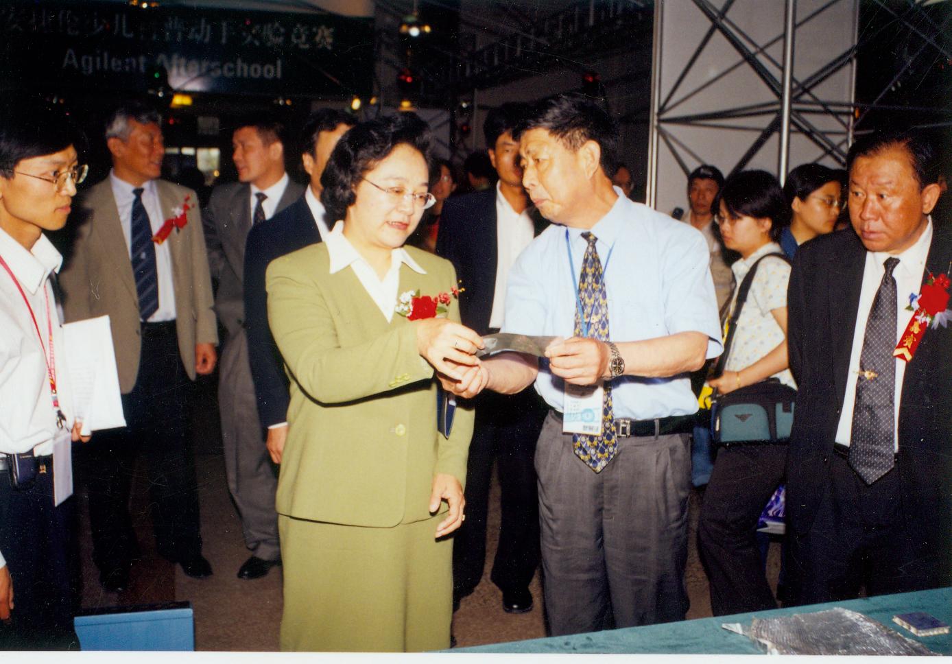 时任北京市副市长林文漪、市政协副主席卢松华（右一）视察我馆航天科普互动展台