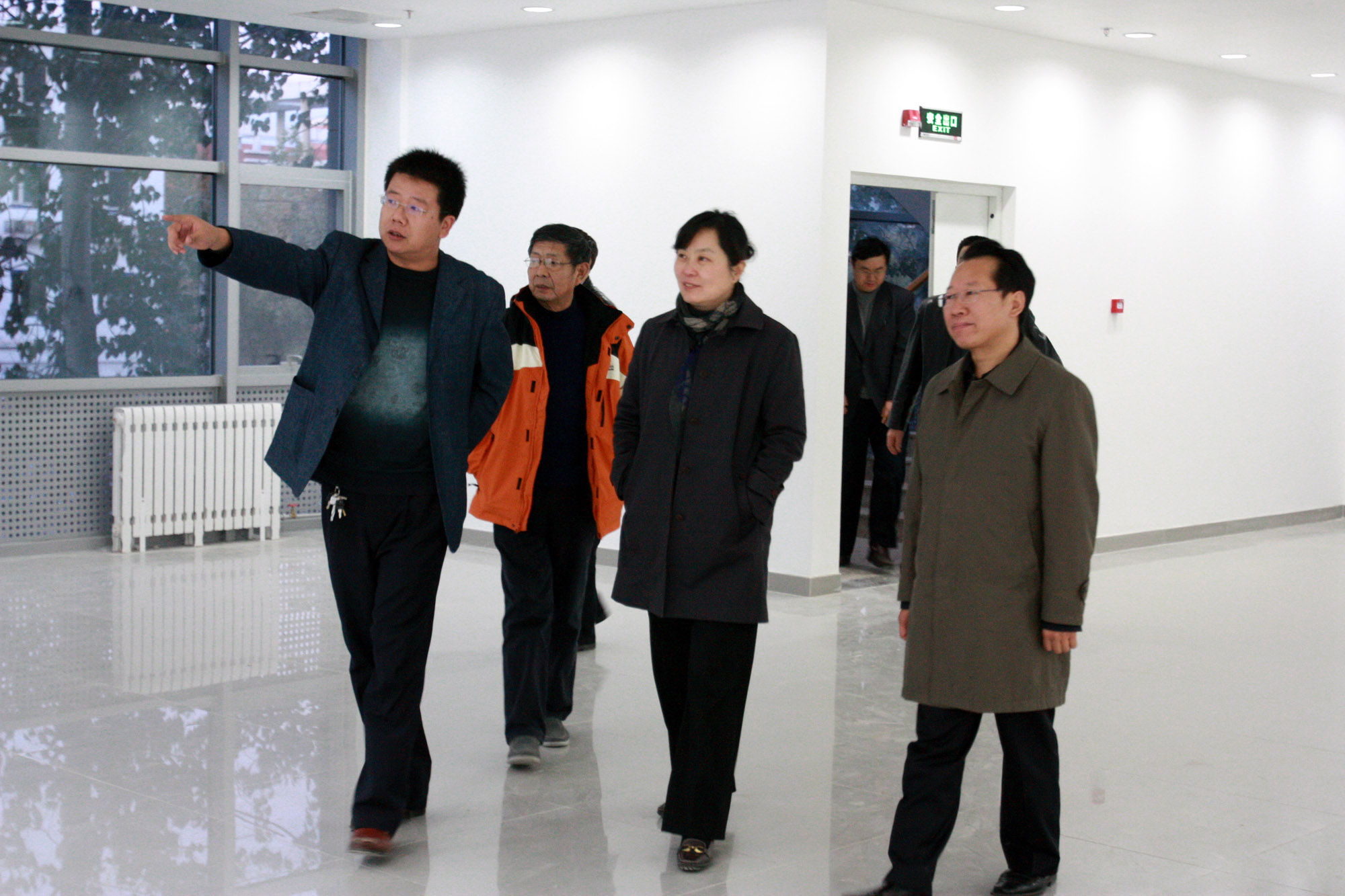 时任区委常委、纪委书记杨逸铮（左二）、时任市科协副主席周立军（右一）来馆调研